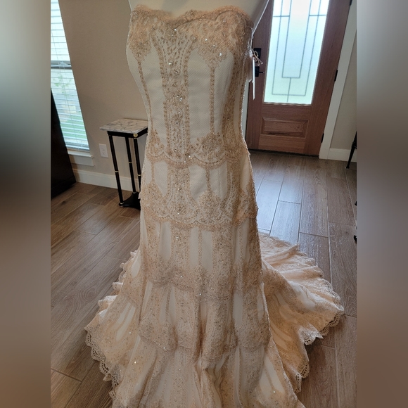 Stunning & Delicate Tiered Lace Eden Bridal Gown NWT - Picture 8 of 17